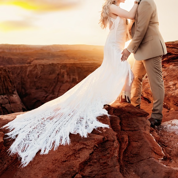 ❗️SALE❗️Rue de Seine Dallas western fringe bohemian Stevie lace wedding dress - Picture 4 of 16